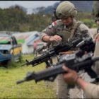 Personel Satgas Tindak Operasi Damai Cartenz 2026 saat melaksanakan pengamanan ibadah Prapaskah di Gereja Santa Elisabeth, Distrik Sinak, Kabupaten Puncak, Papua Tengah, Sabtu (4/4/2026).