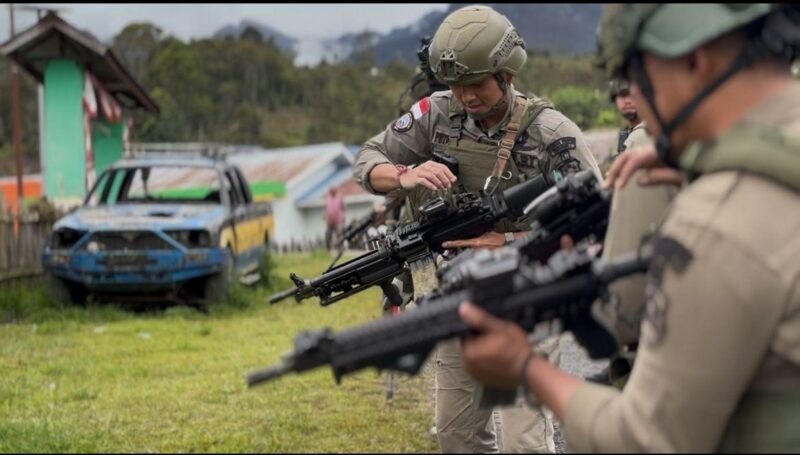 Personel Satgas Tindak Operasi Damai Cartenz 2026 saat melaksanakan pengamanan ibadah Prapaskah di Gereja Santa Elisabeth, Distrik Sinak, Kabupaten Puncak, Papua Tengah, Sabtu (4/4/2026).