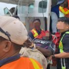 Tersangka DPO Pulan Wonda alias Kamenak tiba di Bandara Sentani, Jayapura, dengan pengawalan ketat personel Satgas Operasi Damai Cartenz-2026, Sabtu (4/4/2026).