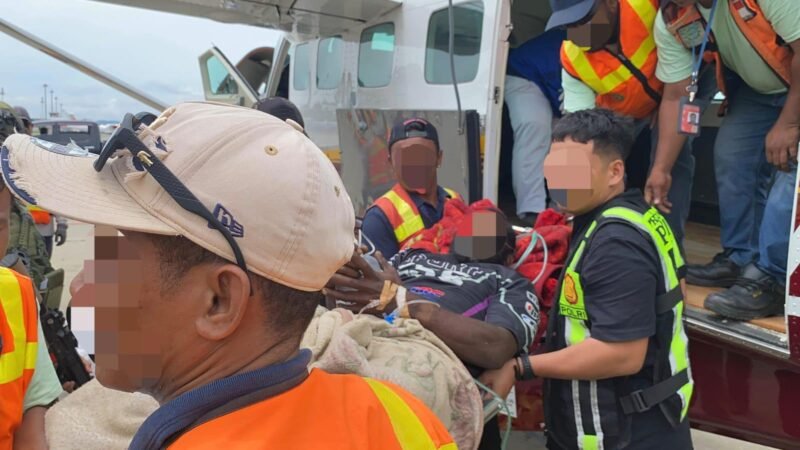 Tersangka DPO Pulan Wonda alias Kamenak tiba di Bandara Sentani, Jayapura, dengan pengawalan ketat personel Satgas Operasi Damai Cartenz-2026, Sabtu (4/4/2026).