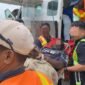 Tersangka DPO Pulan Wonda alias Kamenak tiba di Bandara Sentani, Jayapura, dengan pengawalan ketat personel Satgas Operasi Damai Cartenz-2026, Sabtu (4/4/2026).