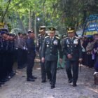Pangdam IM Mayjen TNI Joko Hadi Susilo saat menghadiri upacara pemakaman militer Kopda Anumerta Farizal Romadhon di TMP Giripeni, Kulon Progo, Minggu (5/4/2026). Almarhum gugur saat menjalankan tugas sebagai pasukan perdamaian PBB (UNIFIL) di Lebanon.