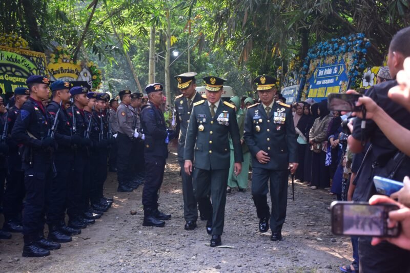 Pangdam IM Mayjen TNI Joko Hadi Susilo saat menghadiri upacara pemakaman militer Kopda Anumerta Farizal Romadhon di TMP Giripeni, Kulon Progo, Minggu (5/4/2026). Almarhum gugur saat menjalankan tugas sebagai pasukan perdamaian PBB (UNIFIL) di Lebanon.