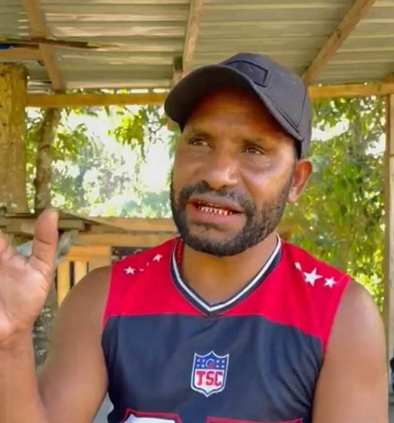 Tokoh pemuda dan tokoh gereja Kabupaten Nabire, Yeri Murib, saat memberikan keterangan pers terkait imbauan menjaga stabilitas keamanan dan ketertiban masyarakat (Kamtibmas) di wilayah Papua Tengah, Sabtu.