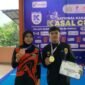Bripda Petra Julio Alexandro Sihombing, personel Ditpolsatwa Korsabhara Baharkam Polri, berpose dengan medali emas kelas Kumite -60 Kg Putra dalam ajang KASAL Cup V 2026 di GOR Ciracas, Jakarta Timur.