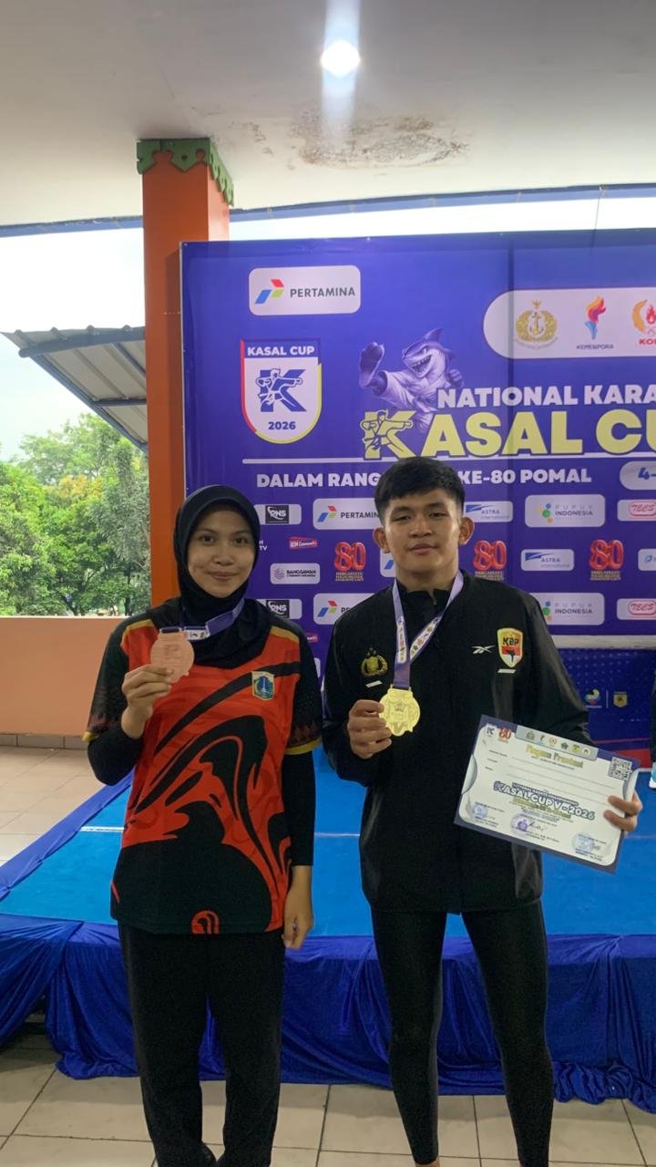Bripda Petra Julio Alexandro Sihombing, personel Ditpolsatwa Korsabhara Baharkam Polri, berpose dengan medali emas kelas Kumite -60 Kg Putra dalam ajang KASAL Cup V 2026 di GOR Ciracas, Jakarta Timur.