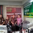 Suasana dialog interaktif pihak Kejari Aceh Besar dalam program “Jaksa Menyapa”, di Radio Panglima Polem FM 104 Mhz, Kota Jantho, Aceh Besar, Senin (6/4/2026). FOTO/ PPFM