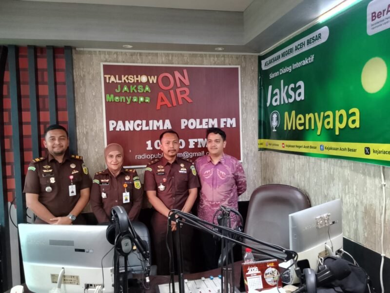 Suasana dialog interaktif pihak Kejari Aceh Besar dalam program “Jaksa Menyapa”, di Radio Panglima Polem FM 104 Mhz, Kota Jantho, Aceh Besar, Senin (6/4/2026). FOTO/ PPFM