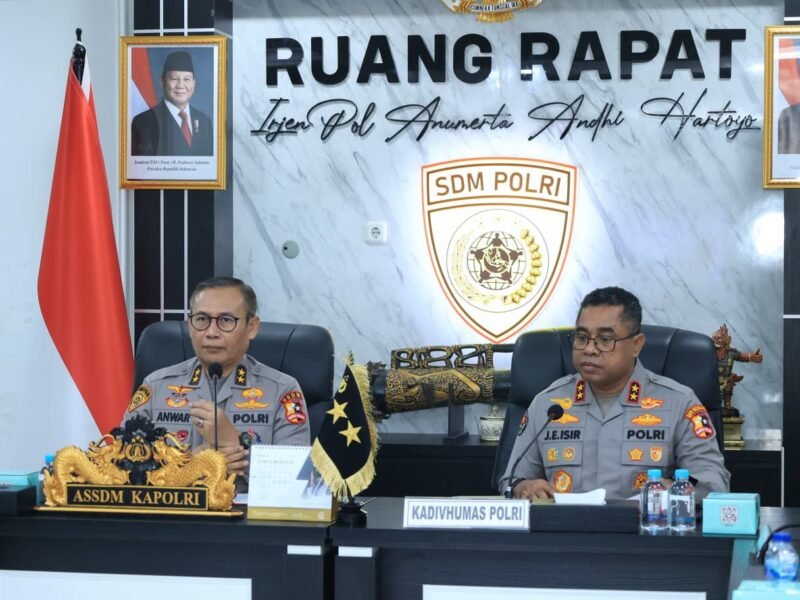 Asisten Kapolri Bidang SDM, Irjen Pol. Anwar (tengah), didampingi Kadiv Humas Polri Irjen Pol. Johnny Eddizon Isir (kanan), memberikan keterangan pers terkait penerimaan Taruna/i Akpol TA 2026 di Mabes Polri, Jakarta, Senin (6/4). Polri menegaskan proses seleksi tahun ini hanya melalui satu jalur reguler dengan prinsip BETAH.