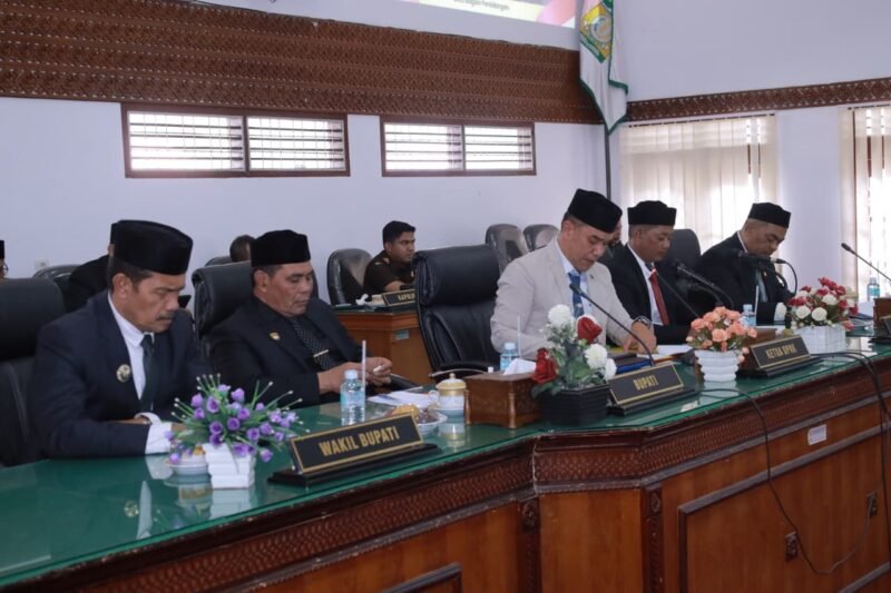 Bupati Aceh Besar Muharram Idris menyampaikan Laporan Keterangan Pertanggungjawaban (LKPJ) Tahun Anggaran 2025 dalam Rapat Paripurna ke-2 masa persidangan III tahun sidang 2025–2026 di ruang sidang DPRK Aceh Besar, Kota Jantho, Senin (06/04/2026). FOTO/MC ACEH BESAR.