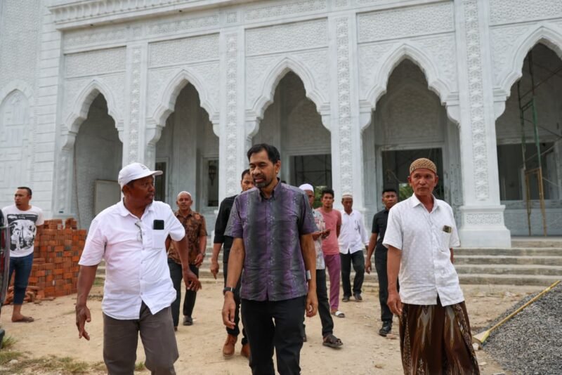 Gubernur Aceh Muzakir Manaf meninjau langsung progres pembangunan Masjid Baitul Muttaqin di Gampong Blang Tue, Minggu (5/4/2026).