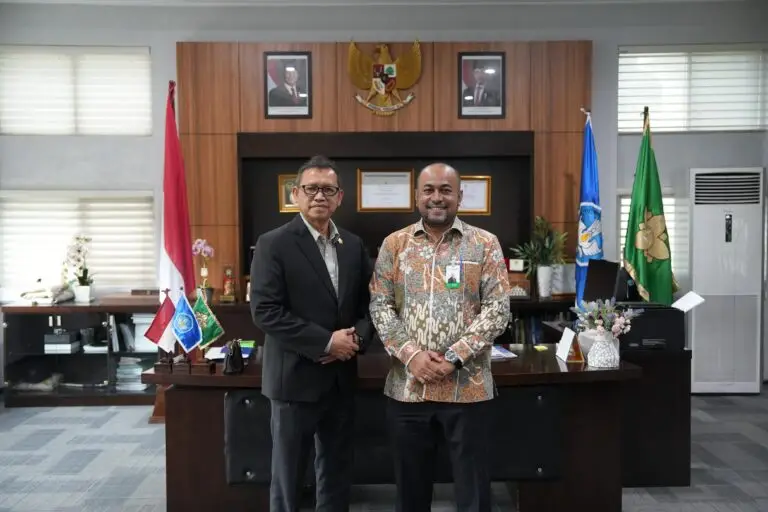 Direktur Utama Bank Aceh, Fadhil Ilyas (kiri), dan Rektor Universitas Syiah Kuala (USK), Prof. Mirza Tabrani (kanan), saat melangsungkan pertemuan silaturahmi di Banda Aceh, Senin (06/04/2026).