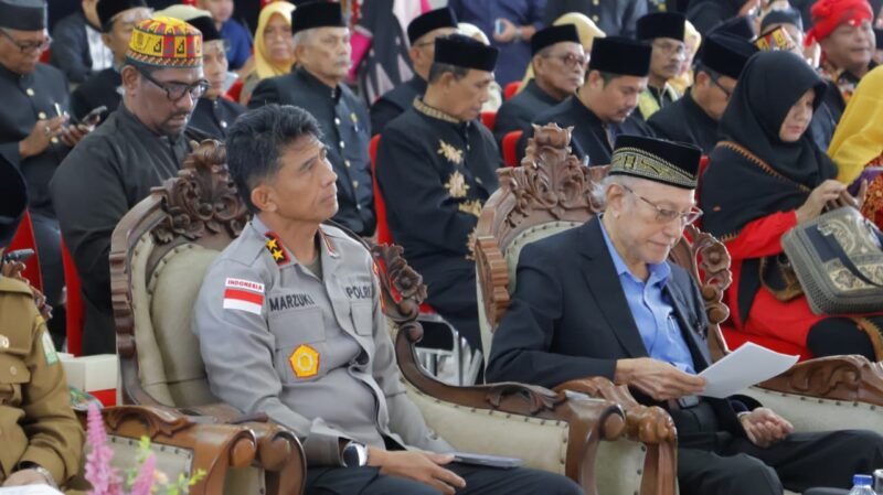 Kapolda Aceh Irjen Pol. Drs. Marzuki Ali Basyah, M.M (kiri/kanan/tengah) saat menghadiri pembukaan Musyawarah Besar (Mubes) Majelis Adat Aceh Tahun 1447 H/2026 M di Pendopo Wali Nanggroe, Aceh Besar, Selasa (7/4/2026).