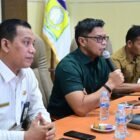 Kabid Media Informasi, Persandian, Telekomunikasi dan Statistik Diskominfo Aceh Besar Mariadi ST MM menyampaikan kiat-kiat mengelola media, khususnya media sosial pada Rakor Humas Lintas OPD di Aula Kantor Bupati Aceh Besar, Kota Jantho, Senin (6/4/2026). FOTO/ MC ACEH BESAR