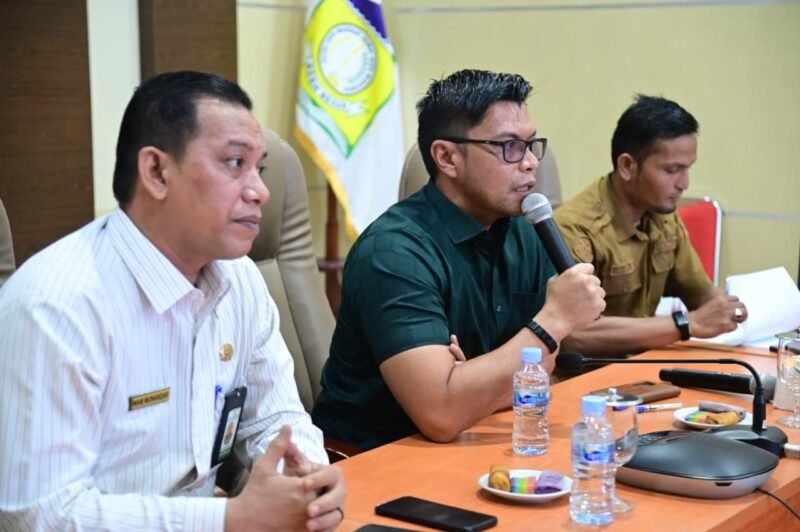 Kabid Media Informasi, Persandian, Telekomunikasi dan Statistik Diskominfo Aceh Besar Mariadi ST MM menyampaikan kiat-kiat mengelola media, khususnya media sosial pada Rakor Humas Lintas OPD di Aula Kantor Bupati Aceh Besar, Kota Jantho, Senin (6/4/2026). FOTO/ MC ACEH BESAR