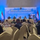 Ketua Posko Wilayah Percepatan Rehabilitasi dan Rekonstruksi Aceh, Safrizal ZA, menyampaikan laporan progres penanganan bencana hidrometeorologi dalam acara media gathering di Hotel The Pade, Aceh Besar, Selasa (7/4/2026).