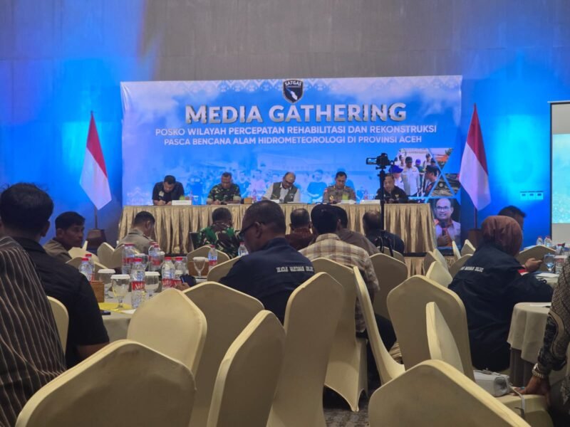 Ketua Posko Wilayah Percepatan Rehabilitasi dan Rekonstruksi Aceh, Safrizal ZA, menyampaikan laporan progres penanganan bencana hidrometeorologi dalam acara media gathering di Hotel The Pade, Aceh Besar, Selasa (7/4/2026).