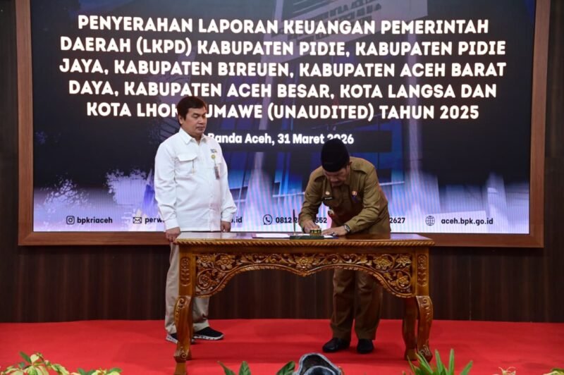 Wakil Bupati Aceh Besar Syukri menyerahkan Laporan Keuangan Pemerintah Daerah (LKPD) Tahun Anggaran 2025 (unaudited) kepada Kepala Badan Pemeriksa Keuangan Republik Indonesia Perwakilan Aceh Andri Yogama di Kantor BPK RI Perwakilan Aceh, Selasa (31/3/2026).