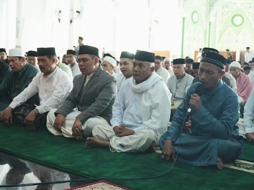 Bupati Aceh Besar H Muharram Idris bersama Wakil Bupati Aceh Besar melaksanakan sholat Ied Fitri 1447 H di Mesjid Agung Al Munawwarah di Kota Jantho, Sabtu (21/3/2026). FOTO/MC ACEH BESAR