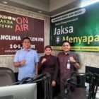 Foto bersama usai dialog siaran edukatif “Jaksa Menyapa” yang digelar Kejaksaan Negeri Aceh Besar, di Radio Panglima Polem 104.0 MHz FM, Kota Jantho, Aceh Besar, Rabu (8/4/2026).FOTO/ MC ACEH BESAR
