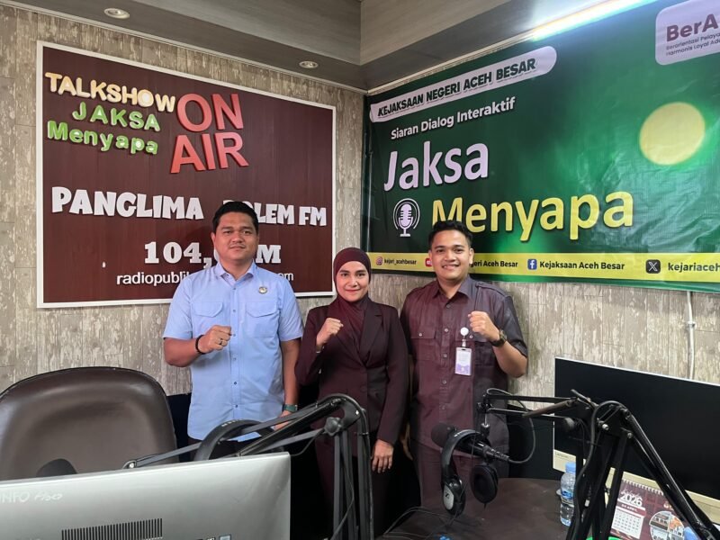 Foto bersama usai dialog siaran edukatif “Jaksa Menyapa” yang digelar Kejaksaan Negeri Aceh Besar, di Radio Panglima Polem 104.0 MHz FM, Kota Jantho, Aceh Besar, Rabu (8/4/2026).FOTO/ MC ACEH BESAR