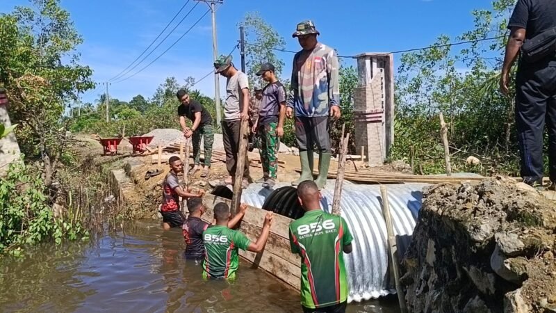 Personel TNI dari Kodim 0107/Aceh Selatan bersama warga Desa Raket dan Desa Pasi Rasian bahu-membahu melakukan pemasangan papan mal dan penyusunan batu untuk konstruksi Jembatan Aramco di Kecamatan Pasiraja, Aceh Selatan, Selasa (07/04/2026).