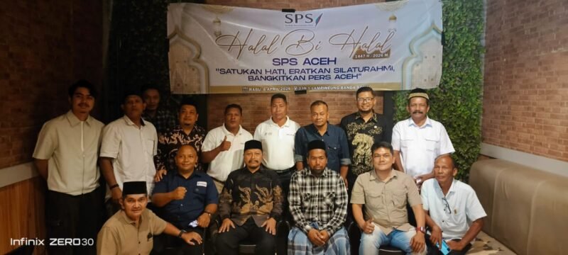 Plt. Ketua SPS Aceh, Muktarrudin Usman, memberikan sambutan dalam acara Halal Bi Halal Serikat Perusahaan Pers (SPS) Aceh di Aula 3 In 1, Lambhuk, Banda Aceh, Rabu (8/4/2026).