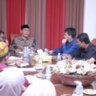 Bupati Aceh Besar, H. Muharram Idris, didampingi Kepala Dinas Koperasi UKM dan Perdagangan Aceh Besar, Drs. Sulaimi MSi, menerima audiensi jajaran jajaran AMANAH, di Gedung Dekranasda Aceh Besar, Gampong Gani, Kecamatan Ingin Jaya, Kamis (9/4/2026). FOTO/ MC ACEH BESAR
