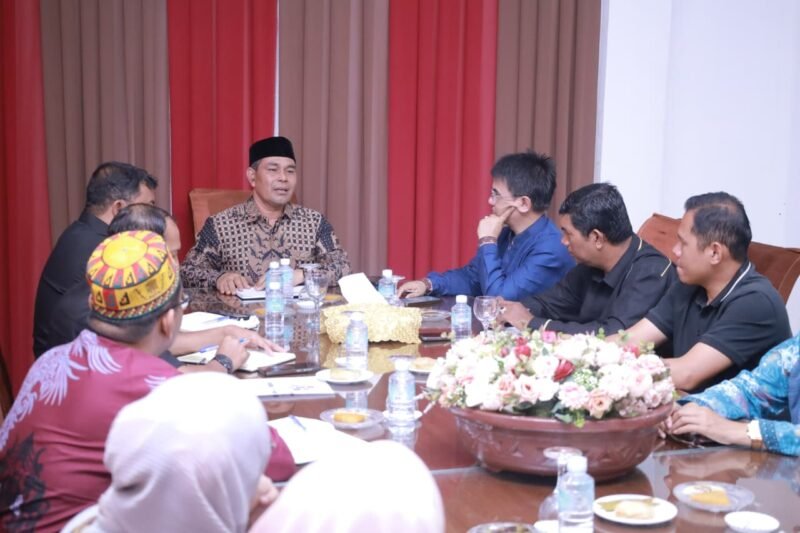 Bupati Aceh Besar, H. Muharram Idris, didampingi Kepala Dinas Koperasi UKM dan Perdagangan Aceh Besar, Drs. Sulaimi MSi, menerima audiensi jajaran jajaran AMANAH, di Gedung Dekranasda Aceh Besar, Gampong Gani, Kecamatan Ingin Jaya, Kamis (9/4/2026). FOTO/ MC ACEH BESAR