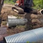 Personel TNI bersama warga Desa Pasi Rasian, Kecamatan Pasi Raja, bahu-membahu melakukan penimbunan oprit Jembatan Aramco, Kamis (09/04/2026).