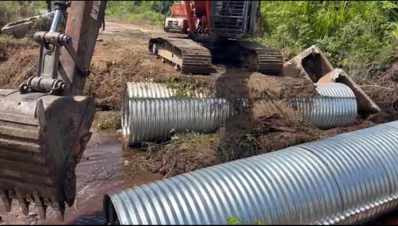 Personel TNI bersama warga Desa Pasi Rasian, Kecamatan Pasi Raja, bahu-membahu melakukan penimbunan oprit Jembatan Aramco, Kamis (09/04/2026). 