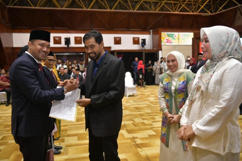 Gubernur Aceh, Muzakir Manaf (Mualem), memberikan ucapan selamat kepada pejabat yang baru dilantik di Anjong Mon Mata, Komplek Meuligoe Gubernur Aceh, Jumat (10/4/2026).