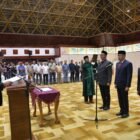 Gubernur Aceh, Muzakir Manaf (Mualem), mengambil sumpah jabatan tiga Kepala Satuan Kerja Perangkat Aceh (SKPA) yang baru di Anjong Mon Mata, Komplek Meuligoe Gubernur Aceh, Jumat (10/4/2026).