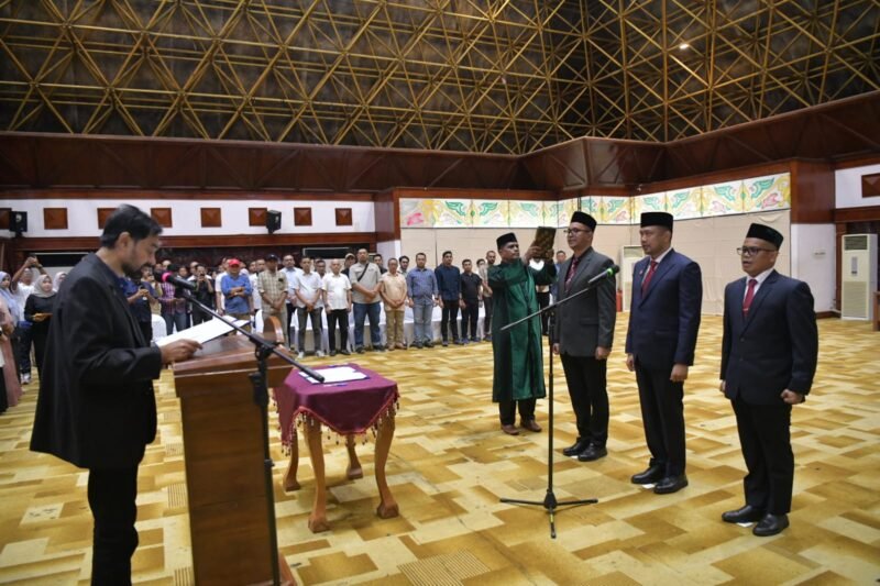 Gubernur Aceh, Muzakir Manaf (Mualem), mengambil sumpah jabatan tiga Kepala Satuan Kerja Perangkat Aceh (SKPA) yang baru di Anjong Mon Mata, Komplek Meuligoe Gubernur Aceh, Jumat (10/4/2026). 