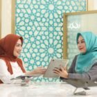 Seorang nasabah menunjukkan aplikasi BYOND by BSI sebagai bagian dari transformasi layanan perbankan syariah untuk mempermudah pembukaan tabungan dan pelunasan biaya haji, Jumat (10/4/2026).