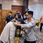 Kapolda Aceh Irjen Pol. Marzuki Ali Basyah (kanan) menyambut kedatangan Ketua Tim Komisi III DPR RI Mohammad Rano Alfath di Bandara Internasional Sultan Iskandar Muda, Aceh Besar, Jumat pagi (10/4/2026).