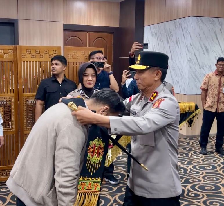 Kapolda Aceh Irjen Pol. Marzuki Ali Basyah (kanan) menyambut kedatangan Ketua Tim Komisi III DPR RI Mohammad Rano Alfath di Bandara Internasional Sultan Iskandar Muda, Aceh Besar, Jumat pagi (10/4/2026).