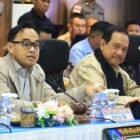 Ketua Tim Kunjungan Kerja Spesifik Komisi III DPR RI, Muhammad Rano Alfath (tengah), didampingi Kapolda Aceh Irjen Pol. Drs. Marzuki Ali Basyah (kanan), memimpin rapat koordinasi terkait implementasi KUHP dan KUHAP baru tahun 2026 di Aula Presisi Polda Aceh, Jumat (10/4/2026).