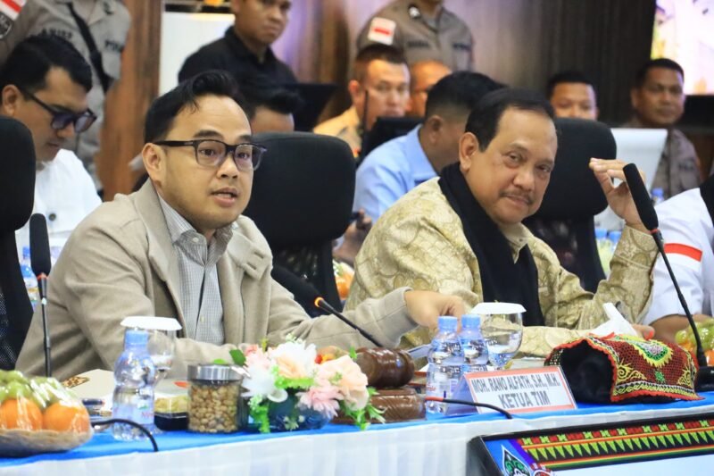 Ketua Tim Kunjungan Kerja Spesifik Komisi III DPR RI, Muhammad Rano Alfath (tengah), didampingi Kapolda Aceh Irjen Pol. Drs. Marzuki Ali Basyah (kanan), memimpin rapat koordinasi terkait implementasi KUHP dan KUHAP baru tahun 2026 di Aula Presisi Polda Aceh, Jumat (10/4/2026).