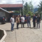 Sekretaris Komisi VI DPRK Aceh Besar, Apriono, ST (baju putih), saat turun langsung ke lapangan meninjau kondisi jalan bersama perwakilan Dinas PU Aceh Besar serta perangkat Gampong Lamkunyet di Kecamatan Darul Kamal, Sabtu (11/4/2026).