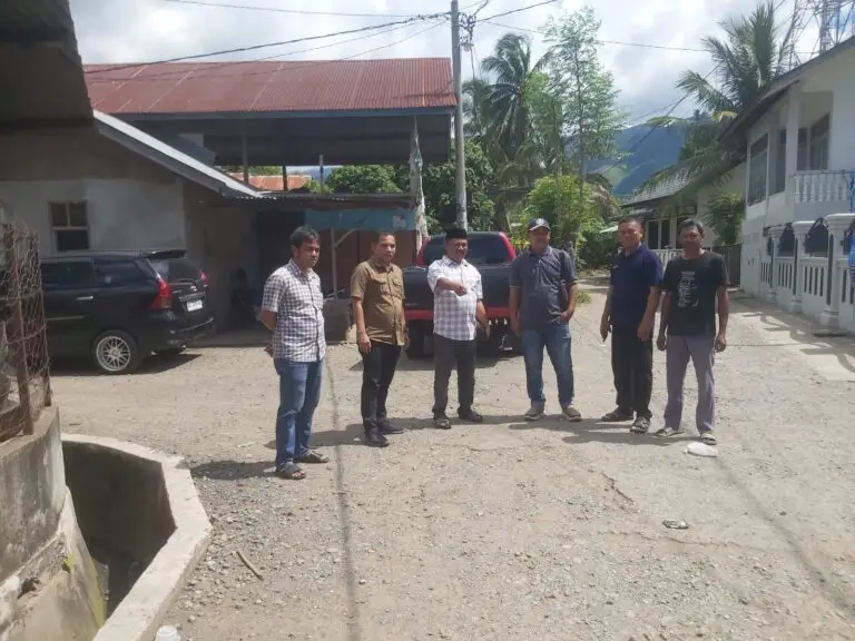 Sekretaris Komisi VI DPRK Aceh Besar, Apriono, ST (baju putih), saat turun langsung ke lapangan meninjau kondisi jalan bersama perwakilan Dinas PU Aceh Besar serta perangkat Gampong Lamkunyet di Kecamatan Darul Kamal, Sabtu (11/4/2026).