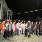 Imum Mukim Jalin, Bapak Darwin, saat memimpin rapat bersama Forum Keuchik dan tokoh pemuda di Meunasah Gampong Jalin, Kecamatan Kota Jantho. Warga sepakat memberikan ultimatum 3 hari bagi penambang emas ilegal untuk menghentikan aktivitasnya karena telah mencemari aliran Sungai Krueng Aceh. (Foto: Dok. Warga/Istimewa)