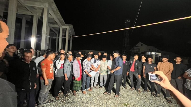 Imum Mukim Jalin, Bapak Darwin, saat memimpin rapat bersama Forum Keuchik dan tokoh pemuda di Meunasah Gampong Jalin, Kecamatan Kota Jantho. Warga sepakat memberikan ultimatum 3 hari bagi penambang emas ilegal untuk menghentikan aktivitasnya karena telah mencemari aliran Sungai Krueng Aceh. (Foto: Dok. Warga/Istimewa)