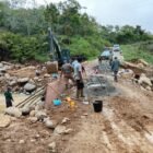 Personel Koramil 04/Pintu Rime Gayo bersama Satuan Zeni Kodam Iskandar Muda dan warga Desa Pantan Sinaku bahu-membahu melakukan penimbunan struktur Jembatan Aramco di Kabupaten Bener Meriah, Jumat (10/04/2026).