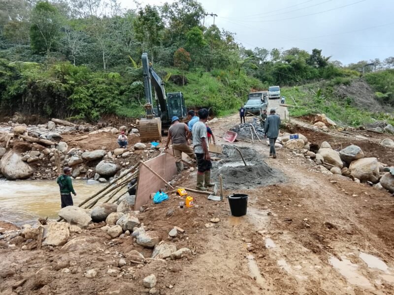 Personel Koramil 04/Pintu Rime Gayo bersama Satuan Zeni Kodam Iskandar Muda dan warga Desa Pantan Sinaku bahu-membahu melakukan penimbunan struktur Jembatan Aramco di Kabupaten Bener Meriah, Jumat (10/04/2026).