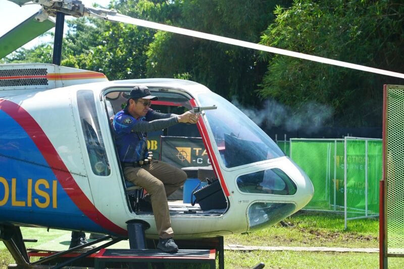 Salah satu peserta sedang beraksi dalam kategori IPSC Handgun pada kejuaraan menembak internasional Brimob X-Treme 2026 di Mako Korbrimob Polri, Kelapadua, Depok.