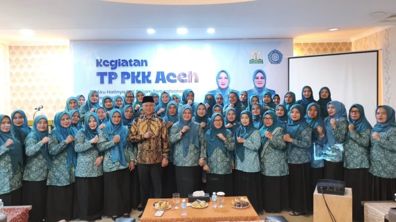 Ketua Staf Ahli TP-PKK Aceh, Ny. Mukarramah Fadhlullah, memberikan sambutan saat membuka kegiatan Pokja III 