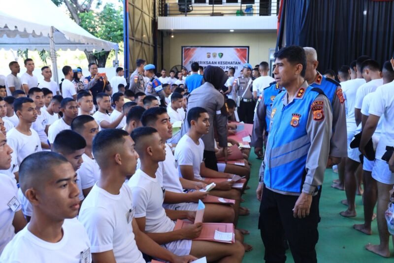 Kapolda Aceh Irjen Pol. Marzuki Ali Basyah meninjau langsung proses pemeriksaan kesehatan calon Bintara Polri TA 2026 di Hanggar Helikopter Polda Aceh, Senin (13/4/2026). 