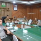 Sekda Aceh, M. Nasir, S.IP, MPA di dampingi SKPA terkait memimpin Rakor via zoom meeting bersama Tim SAR & BMKG di ruang rapat kerja Sekda Aceh, Senin, 13 April 2026.