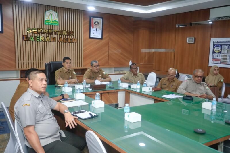 Sekda Aceh, M. Nasir, S.IP, MPA di dampingi SKPA terkait memimpin Rakor via zoom meeting bersama Tim SAR & BMKG di ruang rapat kerja Sekda Aceh, Senin, 13 April 2026.